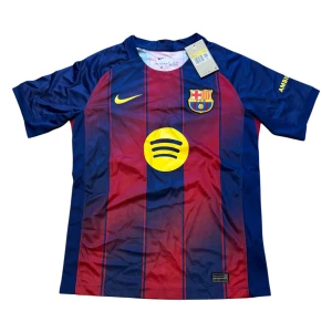 FC Barcelona Lamine Yamal 10 Nike tröja - Säljer en officiell FC Barcelona matchtröja från Nike med Lamine Yamal och nummer 10 på ryggen. Tröjan är randig i blått och rött med gula detaljer, klubbmärke på bröstet och sponsorer tryckta fram och bak. Tillverkad i lätt och ventilerande material. 