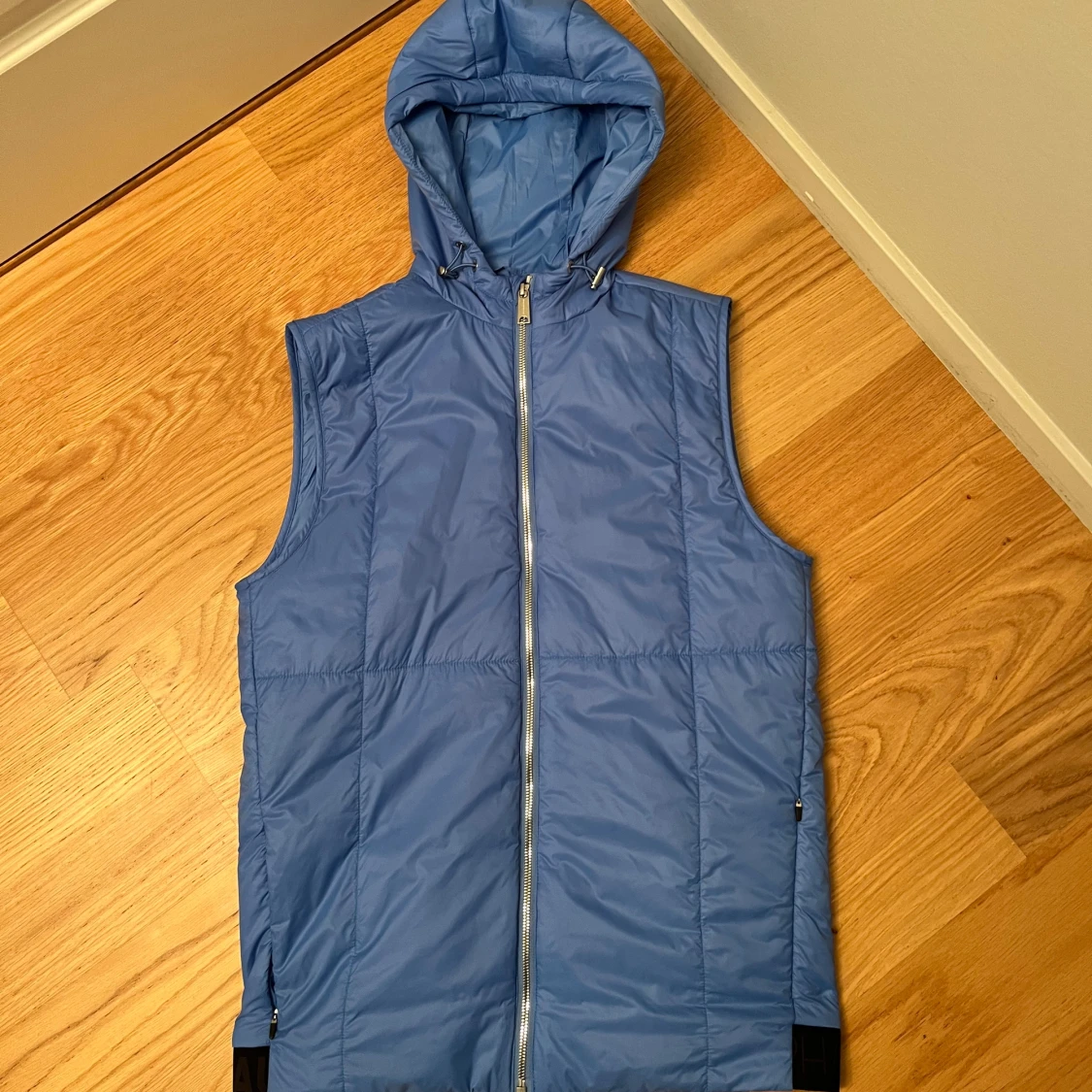 Blå dunväst med huva från AlphaTauri - 1