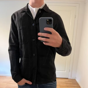 Svart Overshirt A Days March  - Säljer denna sjukt snygga Overshirten från A Days March⭐️ Färgen är svart och storleken är M✅ Den har inga defekter och skicket är utomordentligt🙌🤝 Sjukt najs passform och passar perfekt till hösten🍁🙌 Tveka inte på att höra av er dig vid minsta fråga eller fundering😊