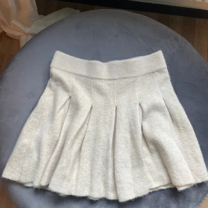 Beige stickad kjol - Superfin beige stickad kortkjol från Mango. Kjolen är i en ljus beige ton och passar perfekt till stickade tröjor eller boots😍😍