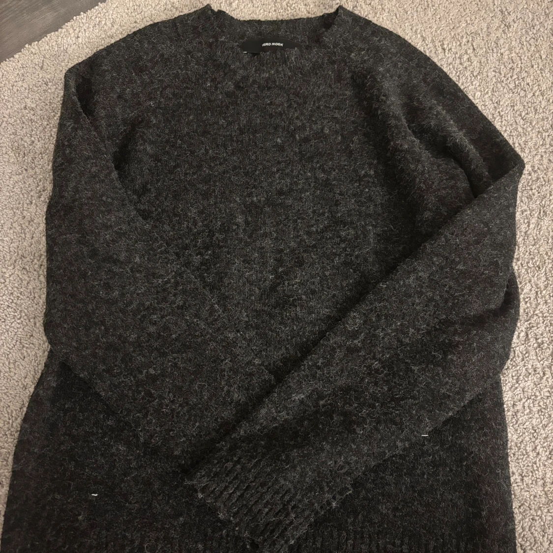 Mörkgrå stickad tröja från Vero Moda