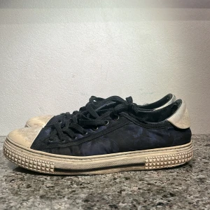 Valentino sneakers  - Svarta/blåa sneakers från Valentino Garavani med svarta skosnören. Kommer med orginalpåse.