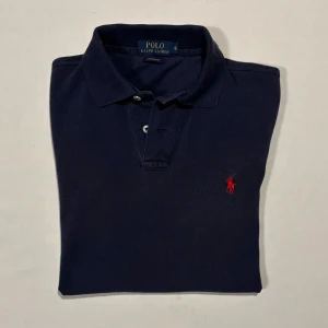 Marinblå Ralph Lauren Piké - Skitsnygg marinblå Piké från Ralph Lauren✨ Storlek S (passar perfekt om du är mellan 170-178cm). Riktigt bra skick. Grymt snygg färg som passar till allt! Nypris: 1500kr, säljs för 399kr. För fler bilder kom privat! MVH