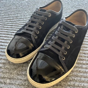 Mörk blå lanvins eu42 - Ett par lanvins som jag köpte i vintras på Miinto som jag säljer för jag är sugen på något nytt , dom är ju använda som man kan se men dom har mycket kvar att ge speciellt om man är bra på tvätta . Hör av er vid frågor och lämna gärna ett prisförslag 😃