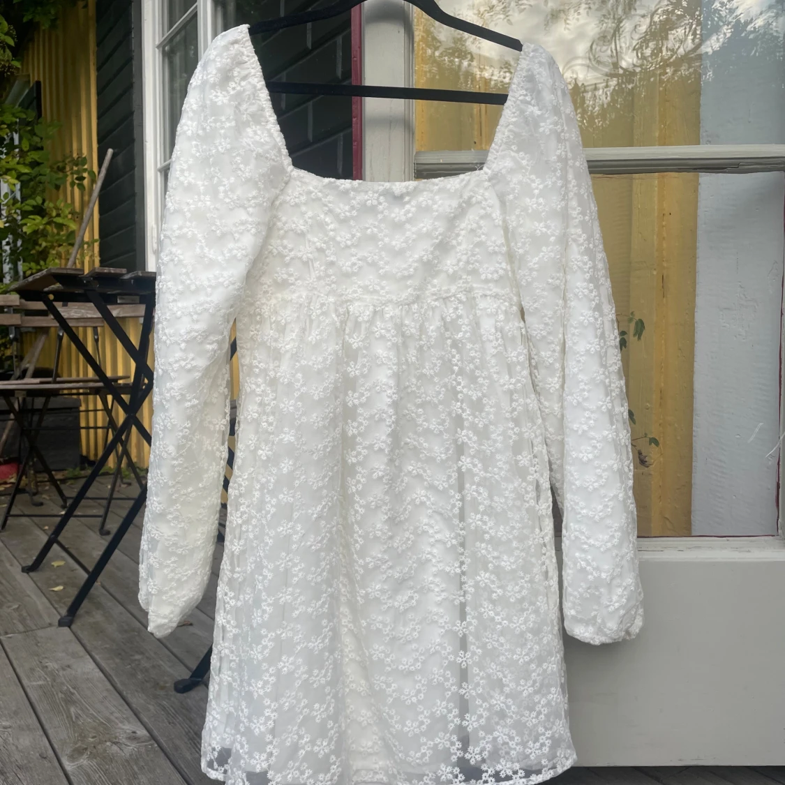 Vitblommig studentklänning från NA-KD - 2