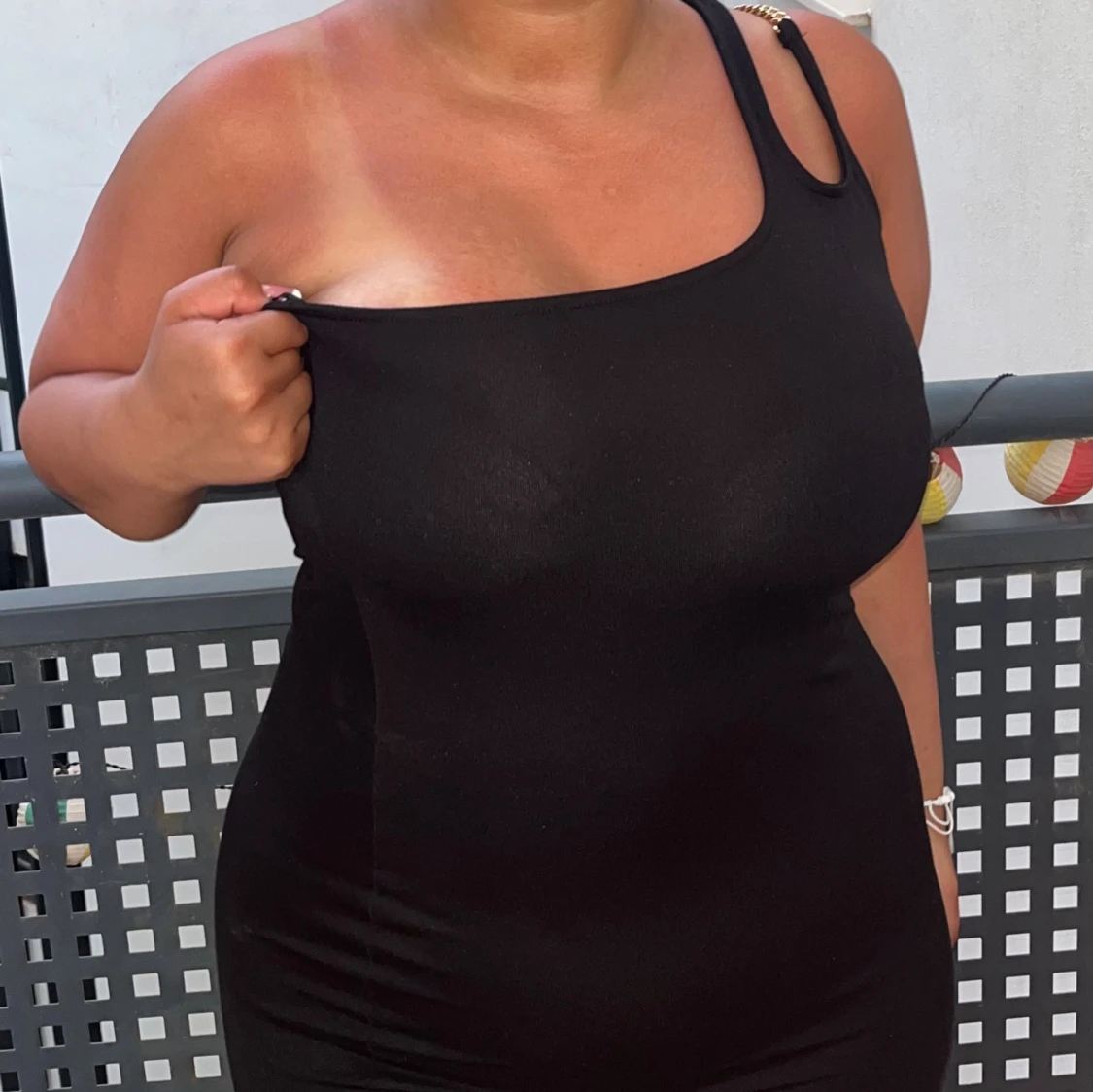 Svart enaxklad klänning med gulddetalj - 1