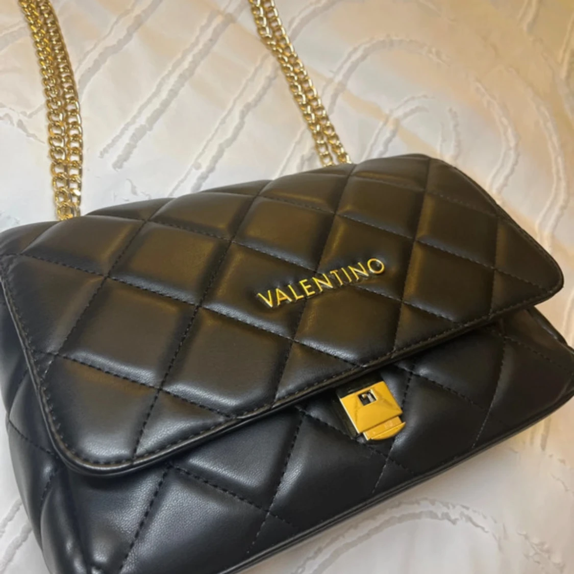 Svart quiltad axelväska från Valentino - 2