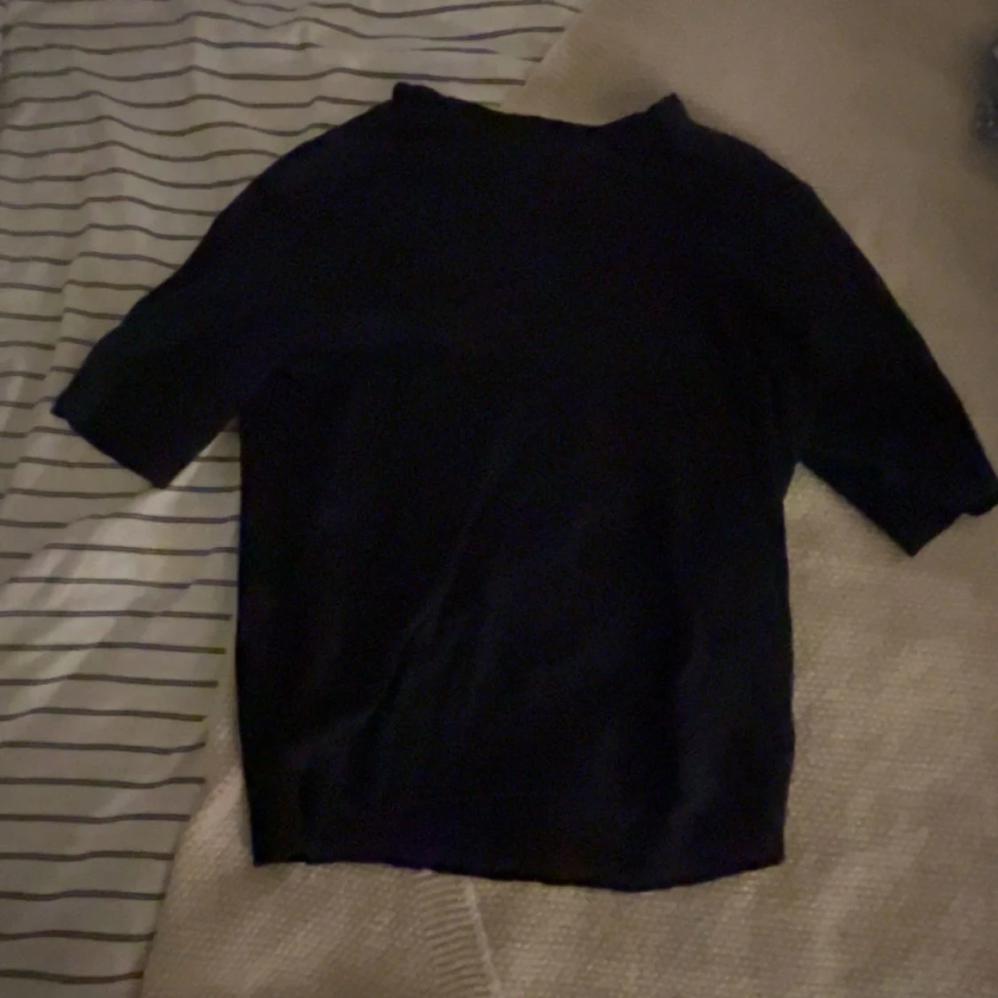 Mörkblå stickad tröja med kort ärm