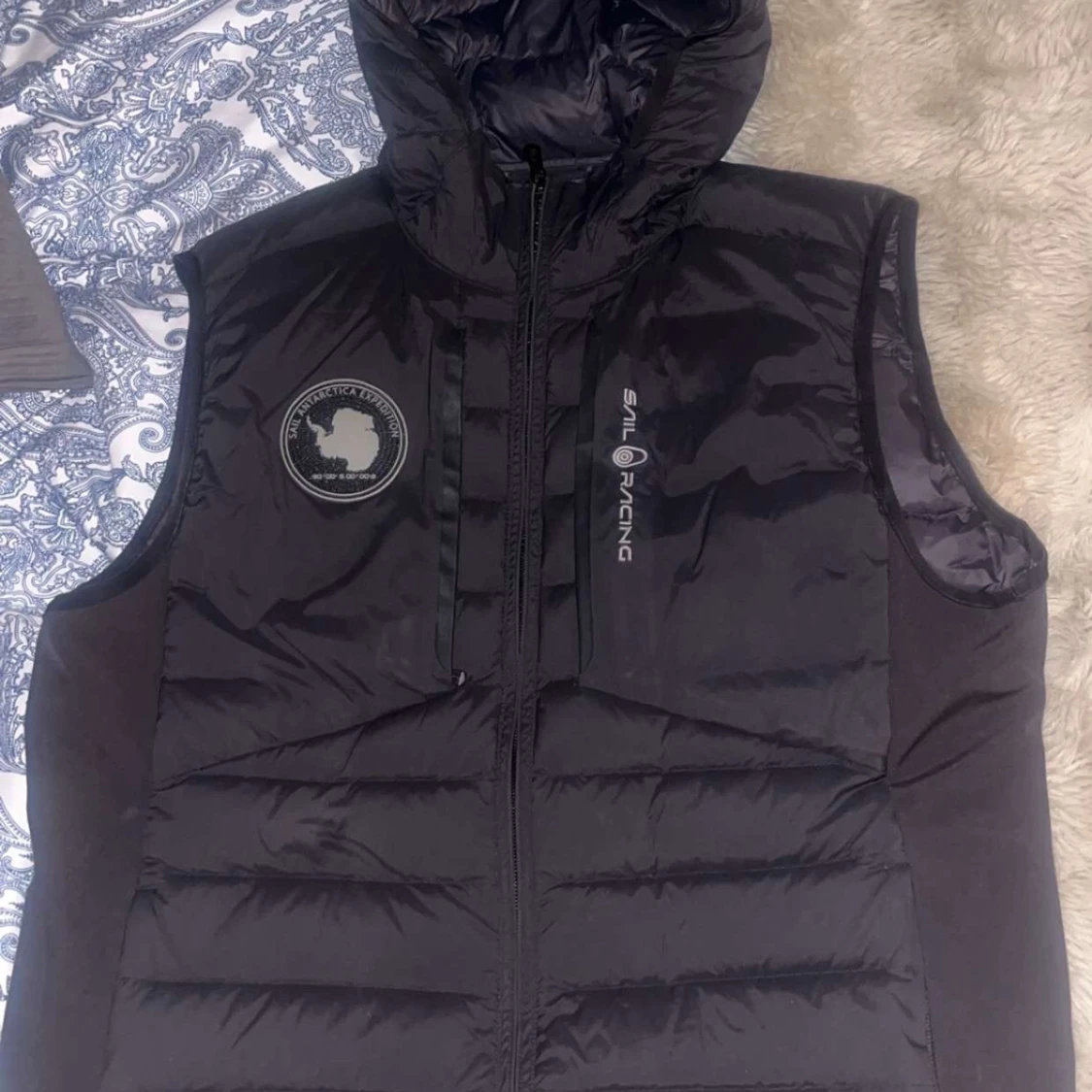 Svart dunväst från Sail Racing