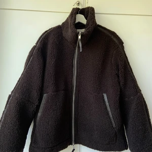 Brun teddyjacka från H&M, storlek M - Mysig svart teddyjacka från H&M i storlek M, den är helt ny med lappar kvar💓 Helt slutsåld på H&M. Tillverkad i 100% återvunnen polyester. 