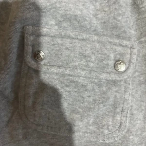 Juicy byxor  - Skriv om ni vill ha bilder på tröjan också!! Ni kan köpa hela sättet för 450kr eller en för 250kr