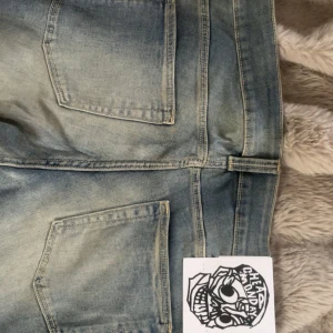 Blå jeans från Cheap Monday 36/32 - Snygga ljusblå jeans från Cheap Monday i storlek 36/32. Jeansen har bootcut ben. Helt nya, endast provade. Alla lappar kvar på, skulle säga att de passa för folk som är 165-175cm💕