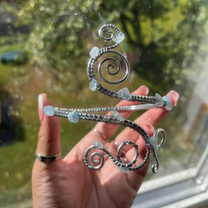 Armcuff  - 🌸Går att böja ut eller in för att få din perfekta passform 🌺Gör även customs!! Skicka in bild eller din idé så kan vi nog säkert lösa det 🥰