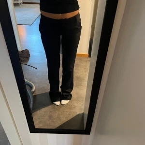 Lågmidjade kostymbyxor i tall - Lågmidjade kostymbyxor i storlek 34 tall från Bik bok andvänd 1 gång då dom är för små.❤️