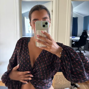 Blus från Zara - Säljer denna extremt fina luftiga blus från Zara då den tyvärr inte kommer till användning