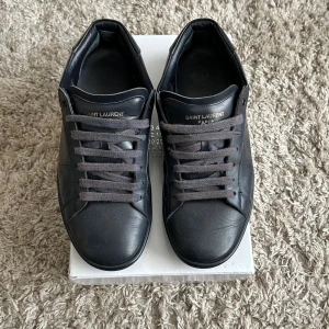 Saint Laurent 01 - Hej säljer nu mina extremt fina och eftertraktade Saint Laurent skor, givetvis äkta. Skorna är i väldigt fint sick och innersulan är 28 cm. Skriv vid fler funderingar!