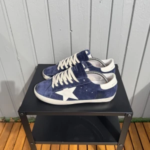 Golden goose  - Säljer nu dessa populära golden goosen i den mest eftertraktade färgen som är perfekta inför sommaren | skick – 9/10 | storlek – 41 | Inget og medföljs | skriv vid frågor och funderingar !!