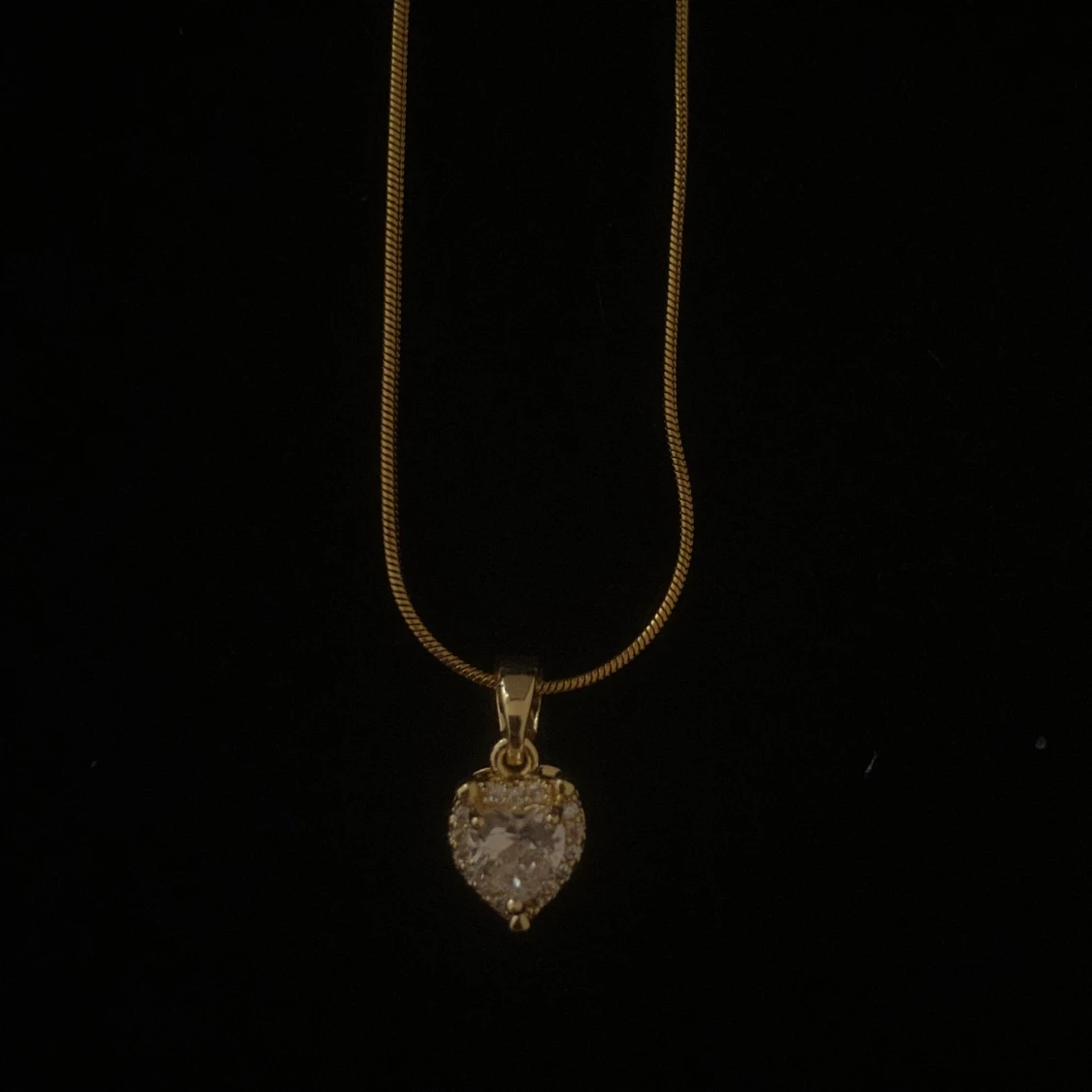 Guldhalsband med hjärtformad berlock