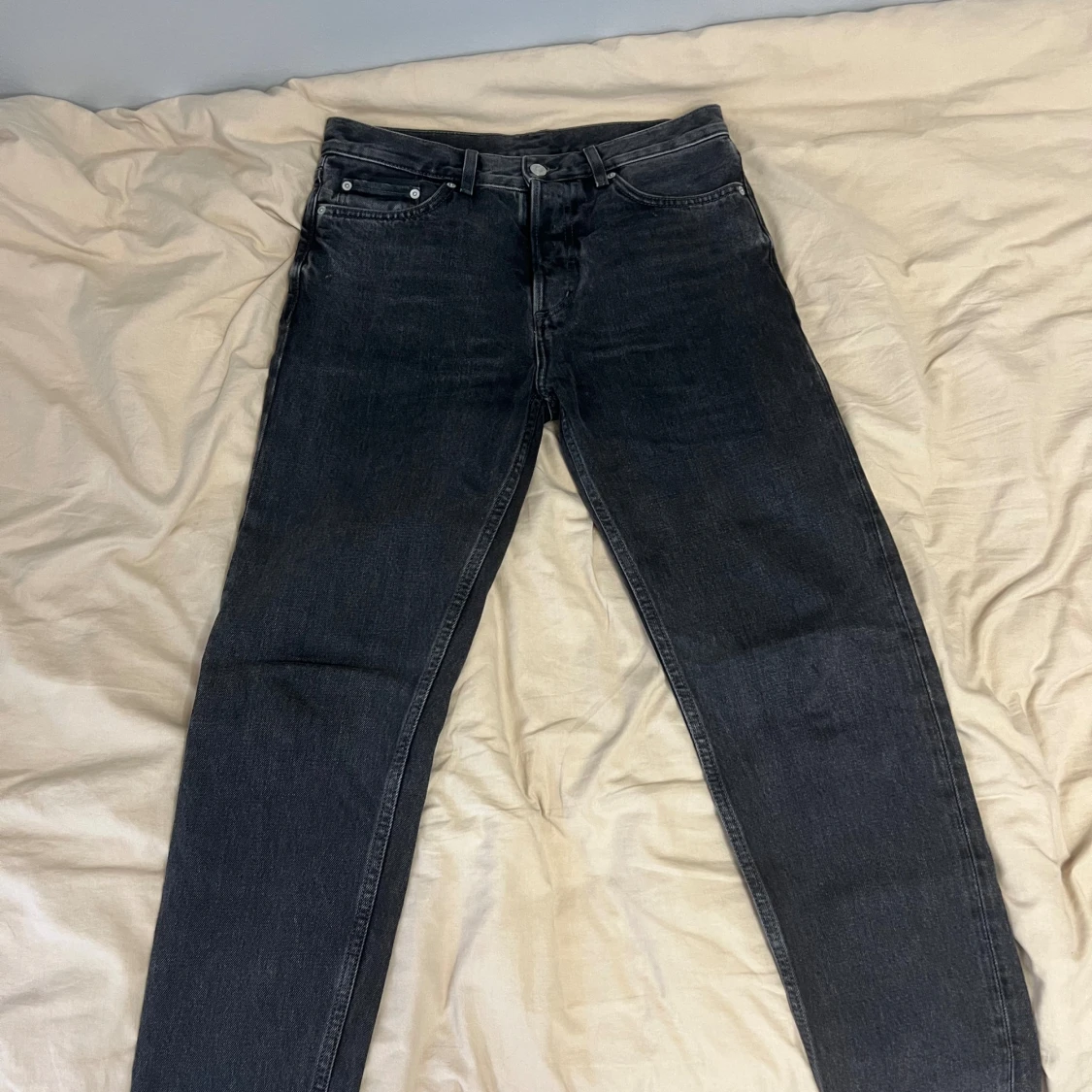 Svarta tapered jeans från COS 28/32 - 1