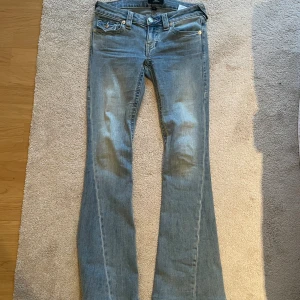Bootcut jeans från True Religion - Ljusblå bootcut jeans från True Religion (joey low rise flare). Storlek W 24