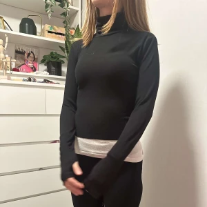 Turtle neck tröja - En svart tröja som har tunt material aldrig använd 