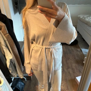 beige stickad kofta med knyte - populär kofta från hm som aldrig kommit till användning💕