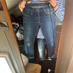 Nudie Jeans Grim Tim dry selvage - Säljer ett par ruskigt snyggt fadeade blå selvedge jeans från Nudie Jeans i den ikoniska modellen Grim Tim. Jeansen har normal/slim passform, raka ben och är tillverkade i fin greencast denim från kaihara väveriet i Japan. Nypriset ligge på 2500kr, men de är nästan värdare med snygga fades. Om du vill ha de snyggaste jeansen i bäst kvalité, kolla inte längre🙌. Storleken passar galant på en w29-30 och en l30-32 med en cuff (som är obligatorisk för selvage jeans). Fråga på!