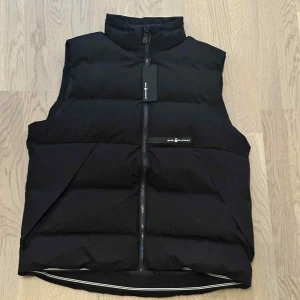 Sail Racing Väst - En helt ny väst som aldrig är använd, därför är skicket 10/10. Självklart går priset att diskuteras och om du har några frågor eller om du vill ha bild på något mer så är det bara att skriva.
