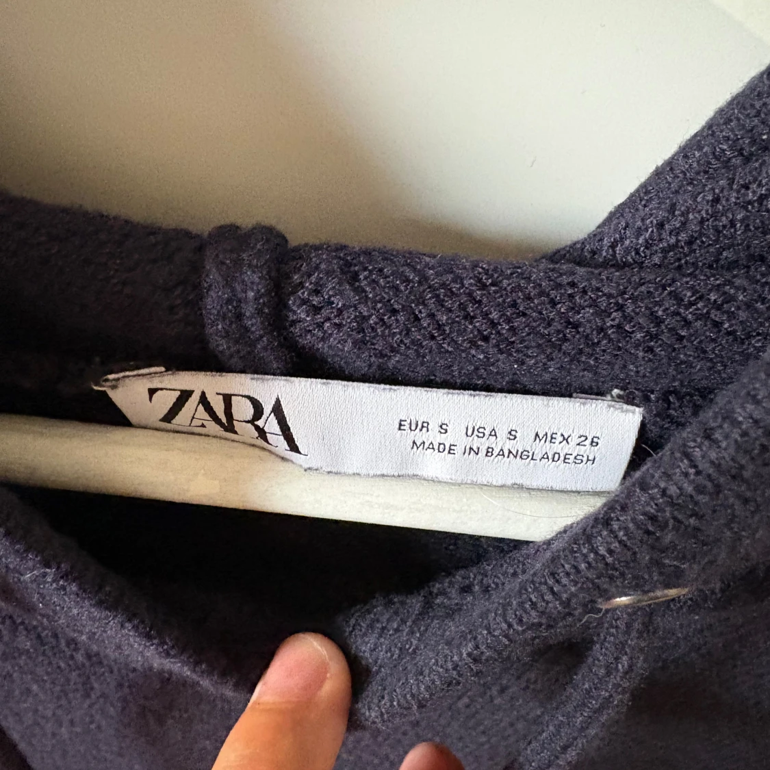 Mörkblå stickad hoodie från Zara - 1
