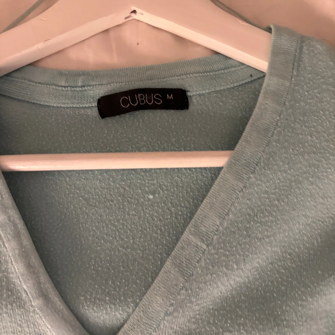 Ljusblå v-ringad tröja från Cubus - 2