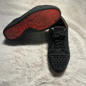 Loubs - Svarta sneakers från Christian Louboutin i mocka             Storlek 42                                                                       ✅Skriv för mått, frågor eller mer bilder ✅