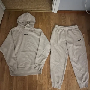puma tracksuit - Säljer ett oanvänt sätt från puma i storlek M. Mjukt o skönt bommuls matterial perfekt för vardaglig användning som en chill outfit 