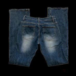 Blå bootcut jeans - Snygga blå jeans med bootcut-modell och coola slitningar framtill. 