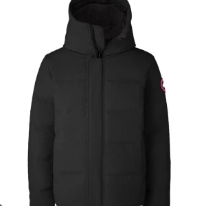 Canada Goose jacka - Säljer en svart vinterjacka från Canada Goose, det är macmillian modellen och har inga hål osv enbart använd 1 vinter. Den är fräsch och kan gå ner vid snabbaffär. Storlek M