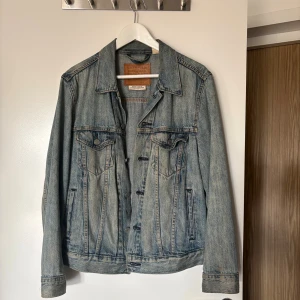 Blå Levi’s jeansjacka - Välanvänd, därav priset! Sitter som en oversized xs eller S. Säljs då jag köpt en annan. Tvättas självklart innan den postas🤎