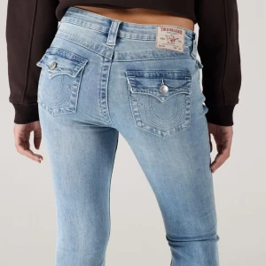 True Religion ljusblå bootcut jeans - Säljer mina snygga ljusblå True Religion jeans, då de inte kommer till användning, använda fåtal gånger och inga defekter, som nya. Modell: Becca, mid rise bootcut, storlek 25. Pris kan diskuteras🤎(Fri frakt just nu också)