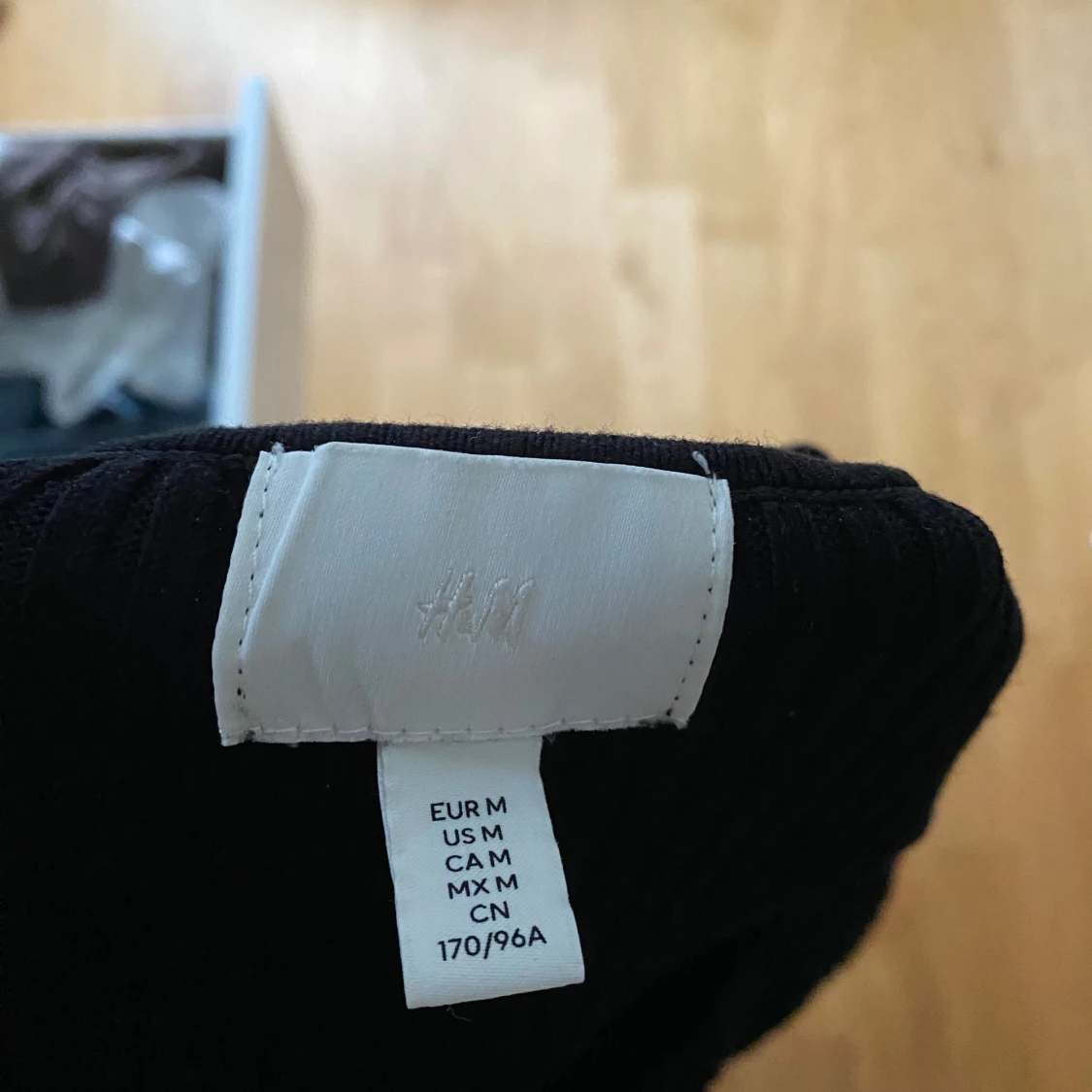 Svart ribbad topp från H&M - 3