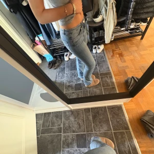 Ljusblå jeans från Kappahl, strl 158 - Snygga ljusblå jeans från Kappahl i storlek 158. Modellen har klassisk femficksdesign, raka ben och normal passform. Jeansen är tillverkade i mjukt denimtyg med dragkedja och knapp framtill. Perfekta för en chill och stilren look.