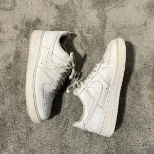 Nike airforce 1s - Klassiska Nike Air Force 1 sneakers i helvitt, skick enligt bild, perfekt som slit o släng skor! Går enkelt att tvätta snören!