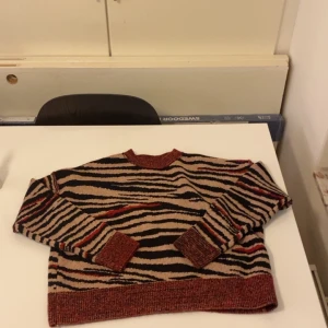 Zebramönstrad stickad tröja - Cool stickad tröja från Desigual i zebramönster med svarta, beige och vinröda toner. Nypris runt 1000kr, pris kan diskuteras💕