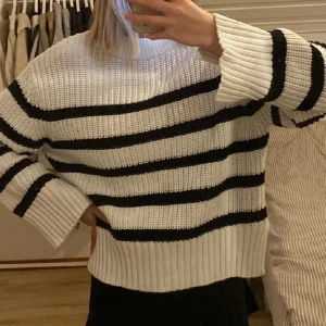 Randig stickad tröja i vitt och svart - Stickad tröja från Gina 