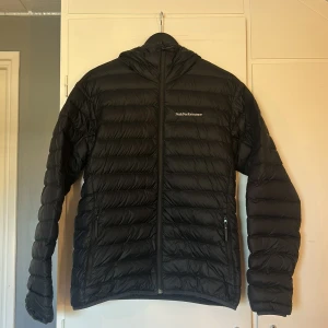  Peak Performance jacka - Säljer denna jackan från Peak Performance i herrmodel. Den är nästan aldrig använd! Kom privat för frågor eller intresse.