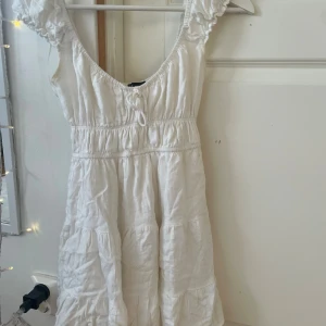 Vit klänning - Vit urringad klänning ifrån New yorker i storlek xxs