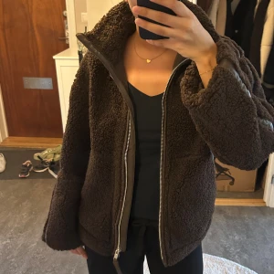 H&M pilejacka  - Säljer denna populära pilejackan från H&M. Den är slutsåld på hemsidan och denna är helt ny. Pris går att diskutera💕