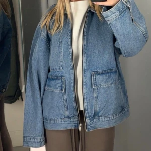 Jeansjacka - Säljer min jeansjacka med dragkedja från hm, i jättefint skick