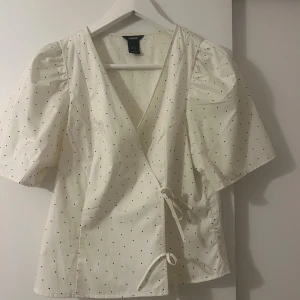 Prickig blus - Säljer denna fina blus från Lindex som bara har använts en gång 🩷