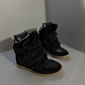Isabel Marant skor - Helt nya 💕 skick 10/10       Kvitto finns.      Fraktas samma dag 💕 endast skor medföljer 