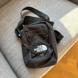 Svart Axelremsväska från The North Face - Som nyskick! Använd 1 gång