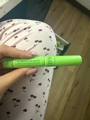 IsaDora Build Up Grow Mascara svart - IsaDora The Build Up Grow Length & Volume Mascara i färgen svart. Ger både längd och volym till fransarna. Enkel att applicera med klassisk borste. I plats förpackning helt ny 💕 säljer då jag fick den i present men jag använder lösfransar 