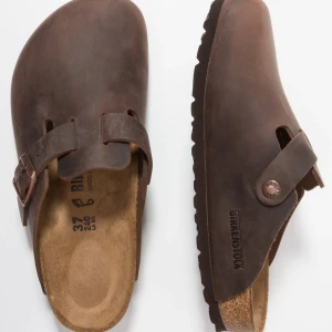 Bruna Birkenstock Boston  - Nya i kartong. Från zalando kvitto finns. Frågor i pm. Finns i 42 och 43. Färgen heter Habana. Nypris 1699kr.